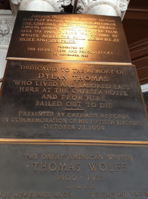 Placas en honor de Arthur Miller, Dylan Thomas y Thomas Wolfe, residentes del Chelsea