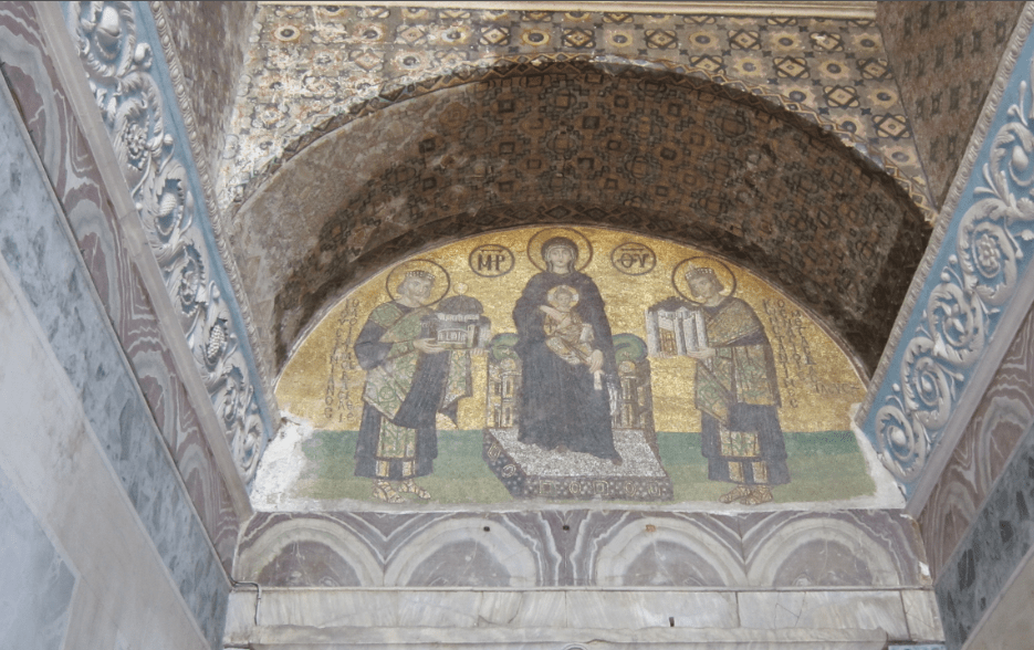 El emperador Constantino ofrece la ciudad de Constantinopla a la Virgen y al Niño, mientras el emperador Justiniano les entrega Santa Sofía. Foto: Julia Santibáñez
