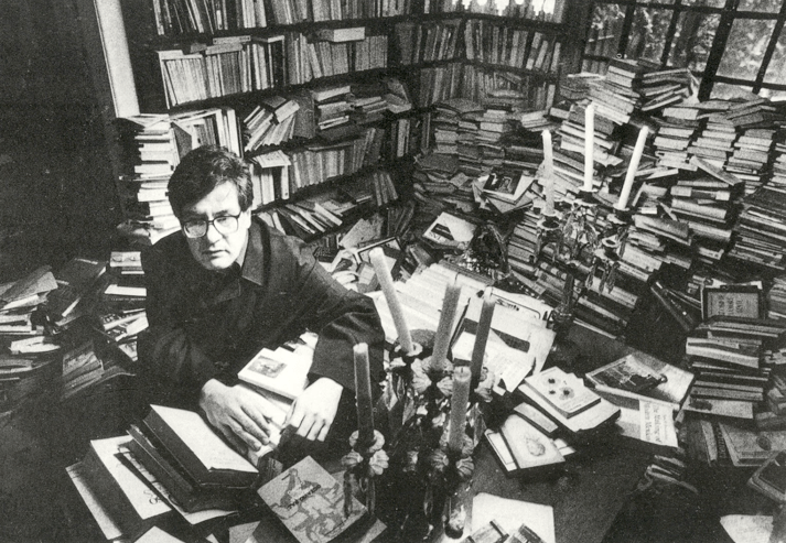 Pacheco en su biblioteca (Foto: Artes de México)
