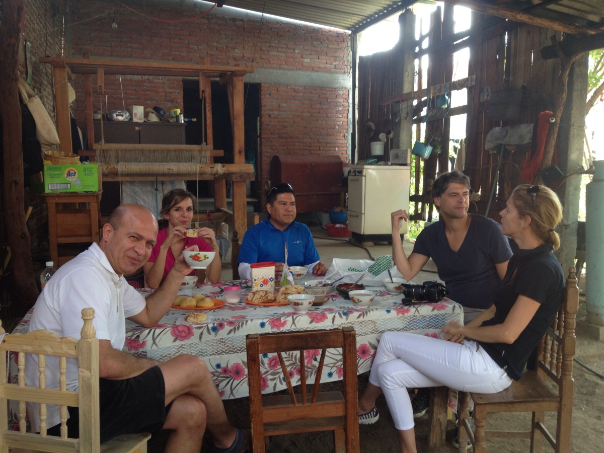 Desayunando en casa de doña Josefina: Oziel, Ellen, Pablo, Yogun, Danielle (y yo, detrás del lente)