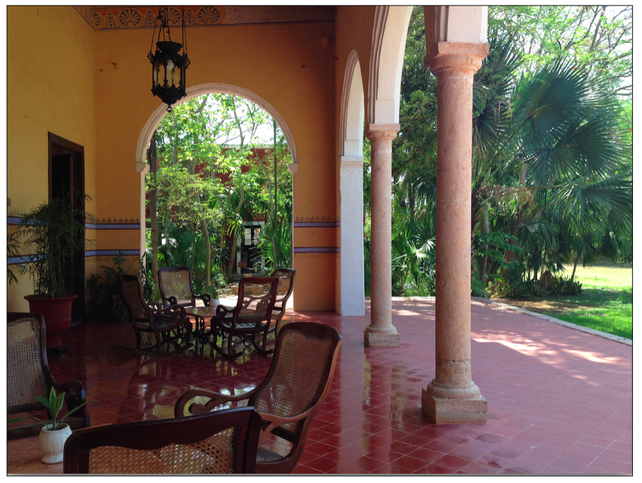 Fotos: Julia Santibáñez Aqui, mecedoras en el hall principal, donde el viento aligera el calor de 35º centígrados promedio en el día.