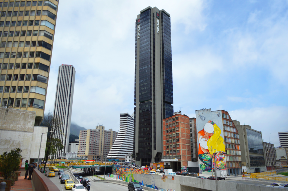 El graffiti más grande de Bogotá visto a la distancia.