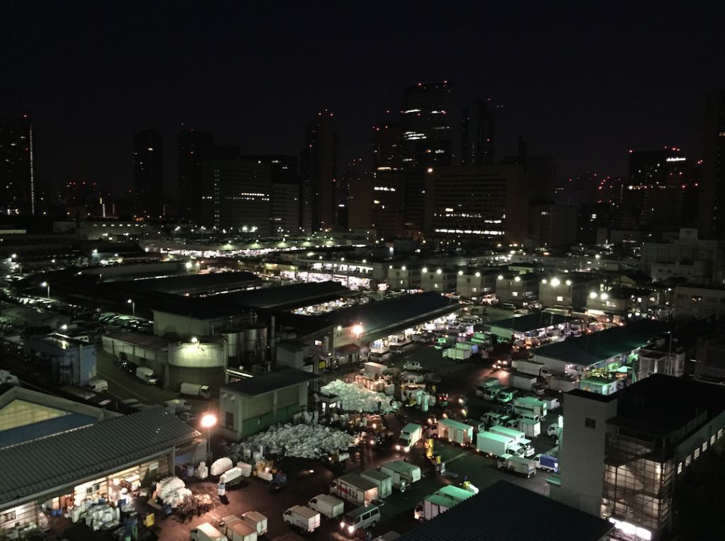 Vista panorámica del mercado Tsukiji alrededor de las 5 am.